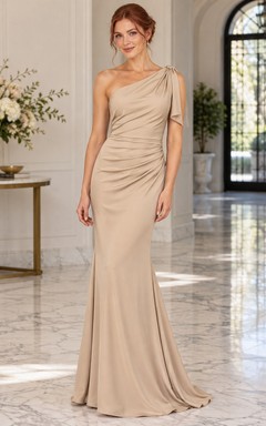 Elegante vestido de invitada largo hasta el suelo, asimétrico, de satén color topo y sin mangas.