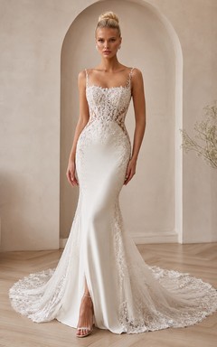 Robe de mariée sirène en satin et dentelle lumineuse, col carré, sans manches, traîne chapelle, godets, style pavillon.