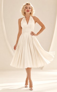 Vintage Neckholder-Kleid aus Chiffon mit V-Ausschnitt, Falten und offenem Rücken – perfekt für eine Teehochzeit am Hof.