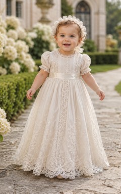 Vestido de bautizo de estilo clásico, corte en A, largo hasta el suelo, cuello alto, mangas abullonadas, tul, encaje, lazo en la espalda y botones en la espalda.