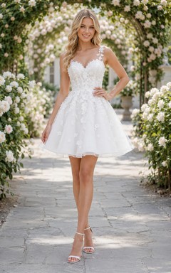 Robe de mariée courte trapèze avec bretelles illusion et application florale