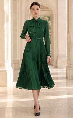 Grünes, hochgeschlossenes, langärmeliges, geknöpftes, plissiertes Samtkleid in Teelänge und A-Linie im Vintage-Stil