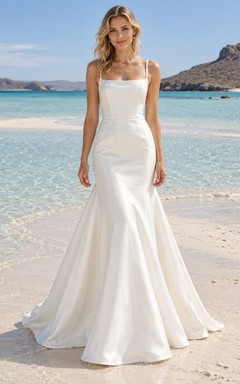 Vestido de novia de satén con escote cuadrado, tirantes cruzados en la espalda y falda de sirena.