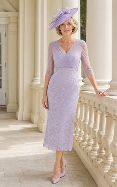 Robe de mariée lilas en dentelle, fourreau, manches 3/4, col en V, longueur genou