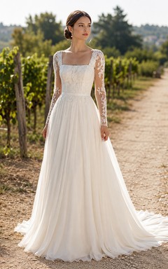 Robe de mariée bohème à col carré, manches longues illusion en dentelle, coupe trapèze, traîne en mousseline, manches longues en dentelle, col carré.