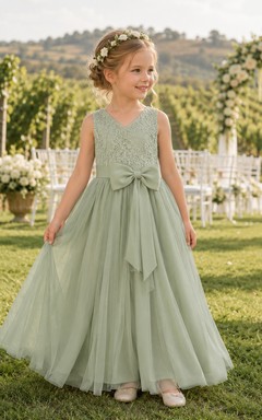 Robe de demoiselle d'honneur en tulle et dentelle sauge, coupe trapèze, sans manches, col en V, longueur midi, ornée d'un nœud.