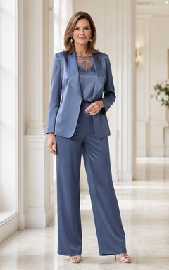 Stahlblauer, luxuriöser, bodenlanger Satin-Hosenanzug mit weitem Bein für die Mutter der Braut, dazu ein taillierter, langer Blazer und ein perlenbesetztes Spitzenoberteil mit eckigem Ausschnitt.