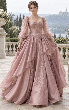 Robe de bal médiévale en satin rose poudré à manches longues et décolleté cœur.