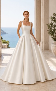 Vestido de novia de satén de corte princesa con escote cuadrado y cola larga.
