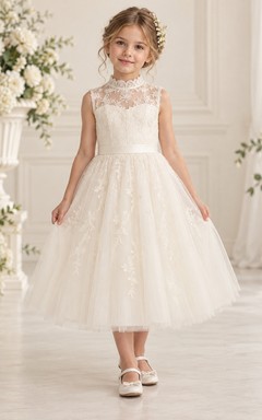 Vestido de niña de flores sin mangas, de corte A, con cuello alto y estampado floral en color marfil, hasta la rodilla.