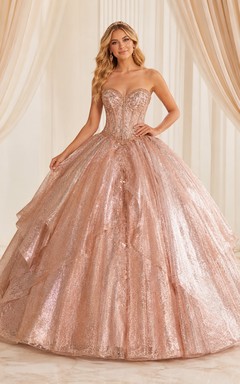 Robe de bal de princesse de quinceañera de luxe rose poudré, bustier cœur métallisé sculpté, luxueuse et sans bretelles, ornée d'un décolleté cœur.
