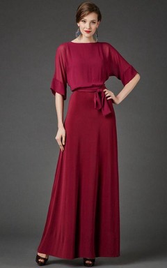 Langes, plissiertes Chiffonkleid mit Bateau-Ausschnitt, halben Ärmeln und A-Linien-Schärpe, inklusive Gürtel.