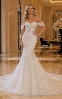 Robe de mariée sirène en dentelle et tulle, épaules dénudées, manches courtes, traîne chapelle, dos corset lacé
