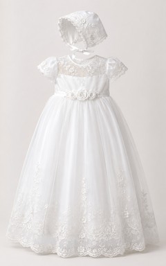 Vestido de bautizo para bebé, estilo princesa modesta, con mangas abullonadas, encaje de tul, largo hasta la rodilla y fajín con lazo, en color blanco.