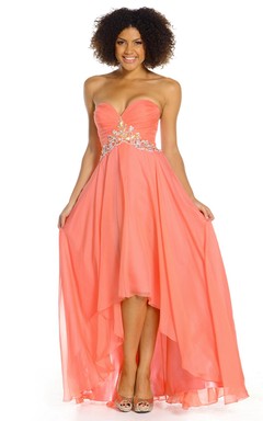 Robe de bal en mousseline sans manches à décolleté cœur et ourlet croisé asymétrique