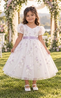 Teelanges elfenbeinfarbenes A-Linien-Kleid aus floralem Tüll mit V-Ausschnitt, Puffärmeln und lavendelfarbener Schärpe für Blumenmädchen