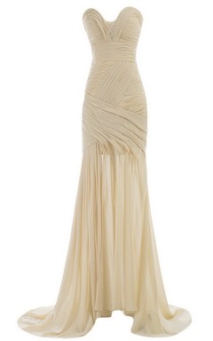 Vestido de novia con escote corazón, cola larga, fruncido y abalorios.