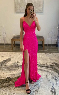 Auffälliges fuchsiafarbenes Paillettenkleid mit Spaghettiträgern und hohem Beinschlitz.
