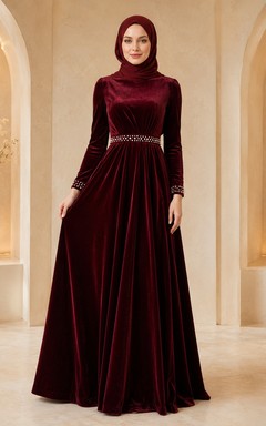 Schlichtes burgunderrotes, hochgeschlossenes, langärmeliges, perlenbesetztes Samt-Abendkleid in A-Linie mit Hijab-Abendkleid-Stil, bodenlang.