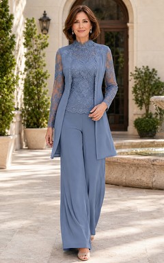 Stahlblauer, schlichter Hosenanzug mit hohem Kragen, Spitzenärmeln, langem Überwurf und geradem Bein – ideal für die Mutter der Braut.