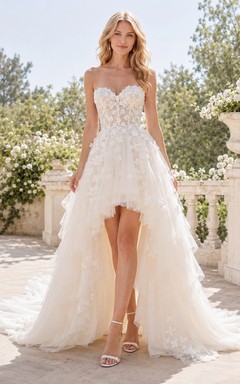 Luxuriöses trägerloses Brautkleid aus floralem Tüll mit asymmetrischem Saum und Kathedralenschleppe