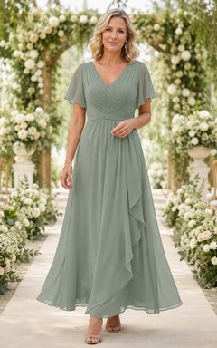 Salbeigrünes, knöchellanges, romantisches A-Linien-Chiffonkleid für die Mutter der Braut mit V-Ausschnitt, flatternden Ärmeln und fließendem Rock