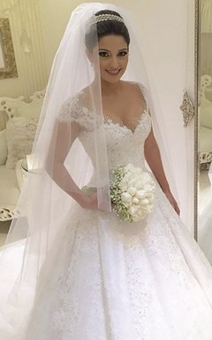Vestido de novia de encaje con escote en V y mangas cortas, con pliegues.