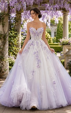 Lavendelfarbenes, geblümtes Ballkleid aus Tüll, trägerlos, mit Kathedralenschleppe, romantisch