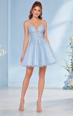 Hellblaues A-Linien-Minikleid aus Tüll mit Herzausschnitt, glitzerndem Oberteil und weich ausgestelltem Rock.
