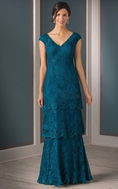 Kleid mit kurzen Ärmeln, V-Ausschnitt, Stufenrock und Falten aus Spitze für die Mutter der Braut