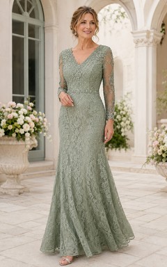 Robe sirène en dentelle couleur sauge à col en V et manches longues, idéale pour la mère de la mariée