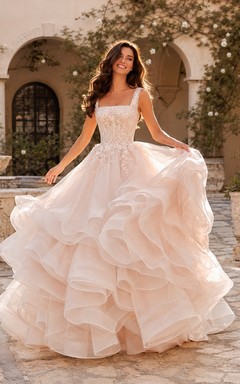 Vestido de gala sencillo, largo hasta el suelo, sin mangas, para ceremonia nupcial formal.