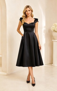 Robe cocktail noire satinée à encolure carrée et bretelles à nœud, sans manches, coupe trapèze, longueur thé