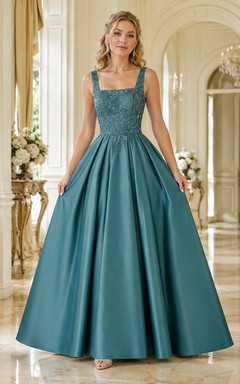 Stahlblaues, bodenlanges Ballkleid aus Satin mit eckigem Ausschnitt und Perlenbesatz