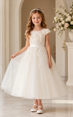Robe de demoiselle d'honneur en tulle et dentelle, coupe trapèze, col rond et jupe mi-longue.