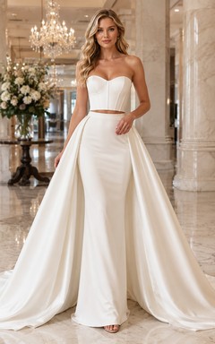 Vestido de novia de satén sin tirantes estilo sirena con sobrefalda desmontable. Conjunto nupcial de hotel.