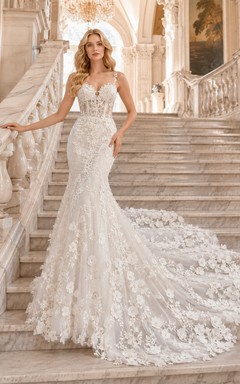 Vestido de novia de sirena con cola de encaje floral en cascada y gran escalera