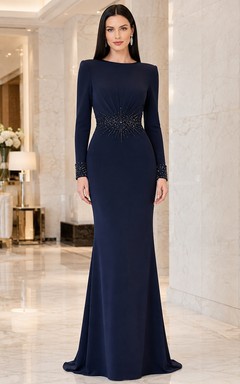 Vestido de noche azul marino de manga larga estilo barco con bordados y detalles de jersey, corte sirena.