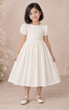 Schlichtes, schlichtes, wadenlanges, elfenbeinfarbenes Blumenmädchenkleid mit kurzen Puffärmeln, Muschelsaum, Spitzenborte, Abnähern, Raffungen und Knopfleiste am Rücken.