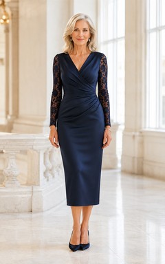 MOB-Kleid Dunkelblaues Etuikleid aus Stretch-Satin mit Spitze, langen Ärmeln, V-Ausschnitt und knielangen Raffungen