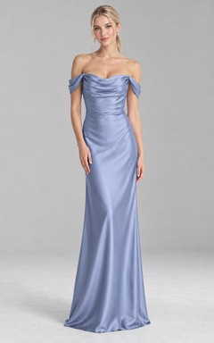 Vestido de dama de honor largo hasta el suelo, de satén color bígaro con hombros descubiertos y corpiño fruncido.