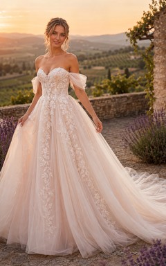 Robe de mariée romantique rose poudré en dentelle et tulle, épaules dénudées, coupe trapèze, traîne chapelle