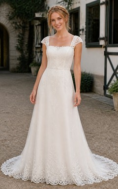 Vestido de novia modesto de manga corta, corte A, escote cuadrado, encaje floral y cola de capilla.