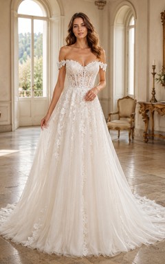 Robe de mariée classique en dentelle et tulle, épaules dénudées, manches courtes, coupe trapèze, traîne chapelle, applications florales, fermeture éclair au dos