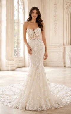 Robe de mariée sirène bustier en dentelle royale, décolleté cœur, traîne chapelle, ornée d'appliques, style jardin.