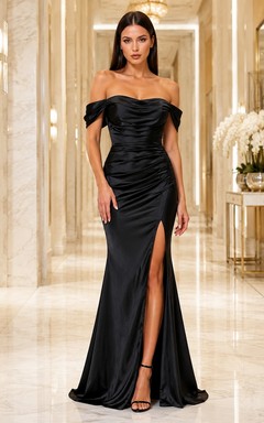 Vestido de noche largo de satén negro con escote corazón, corte sirena y abertura lateral.