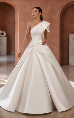 Robe de bal asymétrique en satin plissée avec traîne courte