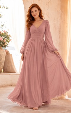 Robe de soirée élégante en mousseline rose poudré, coupe trapèze, col en V et manches bouffantes, style romantique.