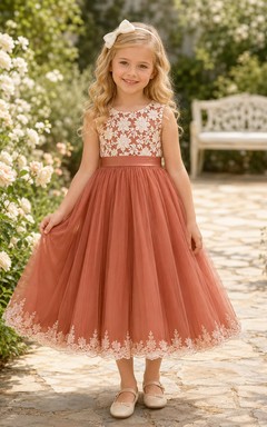 Robe de demoiselle d'honneur en tulle et dentelle orange terracotta, coupe trapèze, avec applications florales sans manches et ourlet festonné.