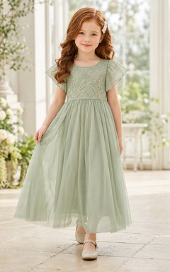 Robe romantique de demoiselle d'honneur à fleurs sauge, manches pétales, en tulle, coupe trapèze, longueur cheville, style jardin.